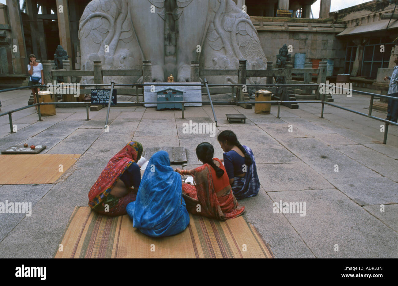 Beten-Indianer, Jaina Heiligkeit, Indien, Karnataka, Sravana Belgola Stockfoto