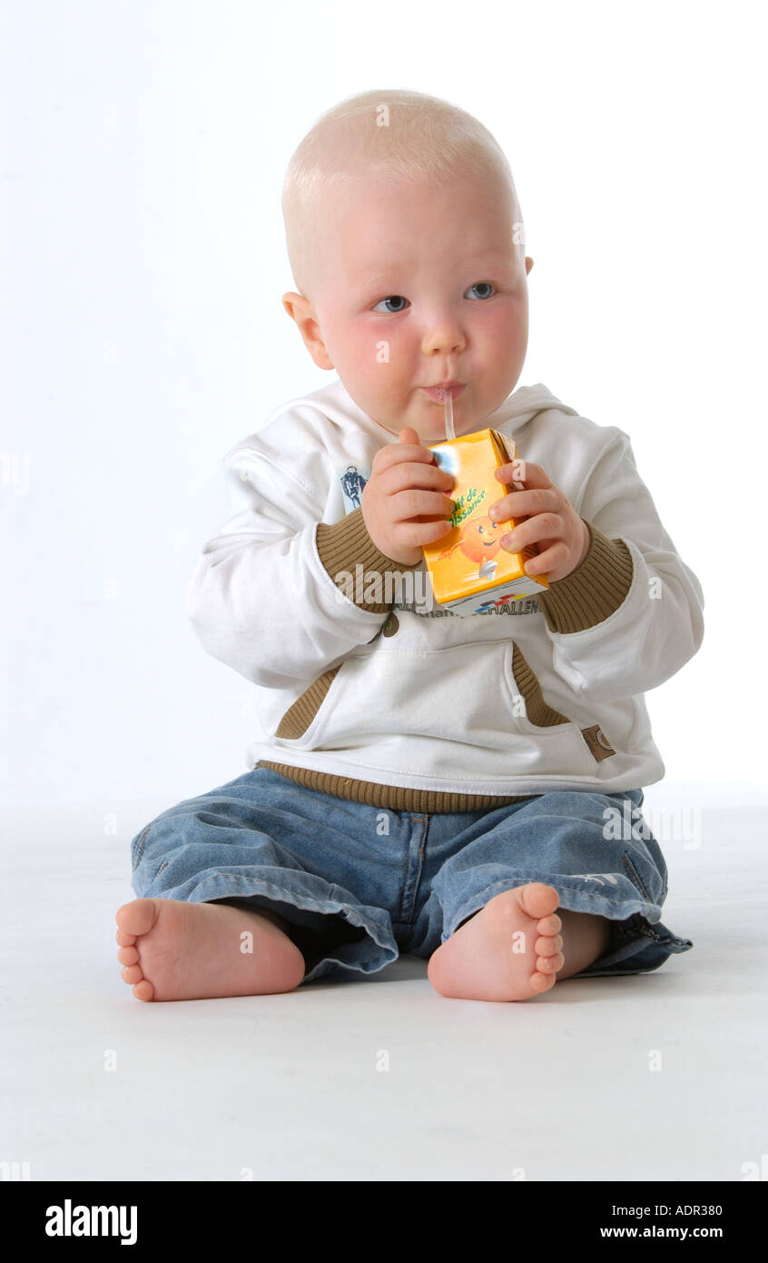 Kleinkind mit einem Strohhalm trinken Stockfoto