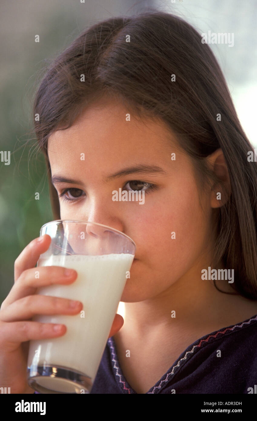 Mädchen ist ein Glas Milch trinken. Stockfoto