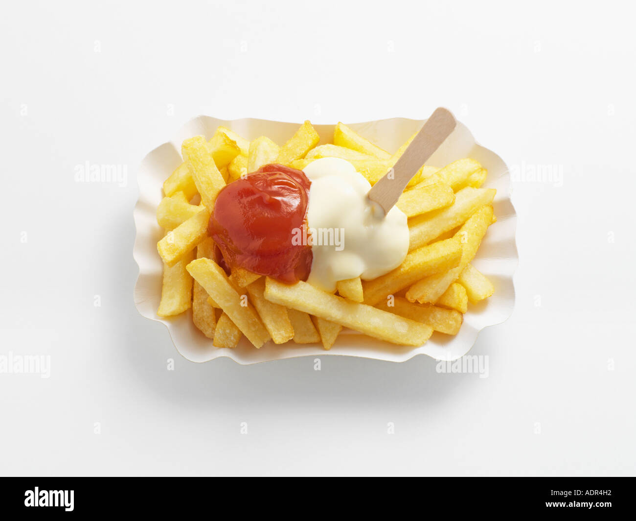 Chips mit Ketchup und mayonnaise Stockfoto