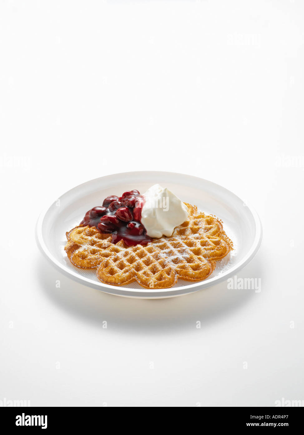 Waffel mit Kirschen und Sahne Stockfoto