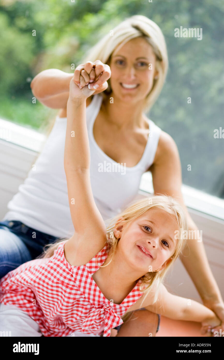 Mutter und Tochter spielen Stockfoto