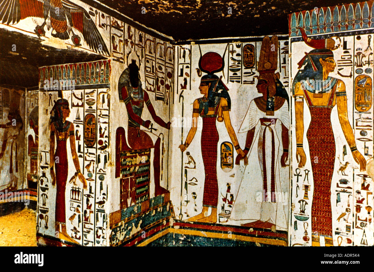 Luxor Ägypten Hieroglyphen Grab von Nefertari QV66 Tal der Königinnen Nefertari unter der Führung von Göttin Isis Stockfoto