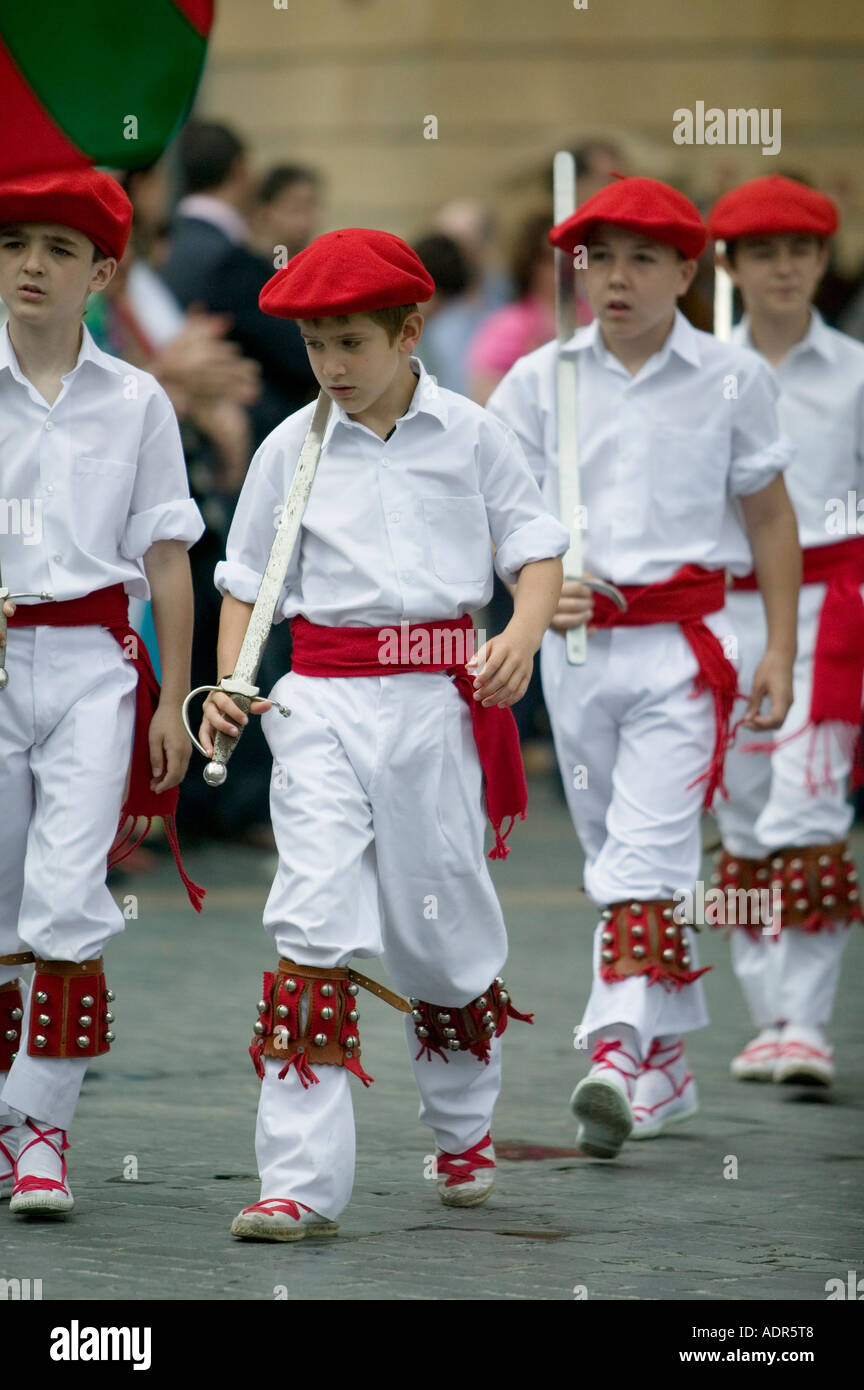Jungen tragen Baske Baskenmütze der Txapela und hält Schwerter im baskischen Volkstanz Plaza Arriaga Bilbao Stockfoto