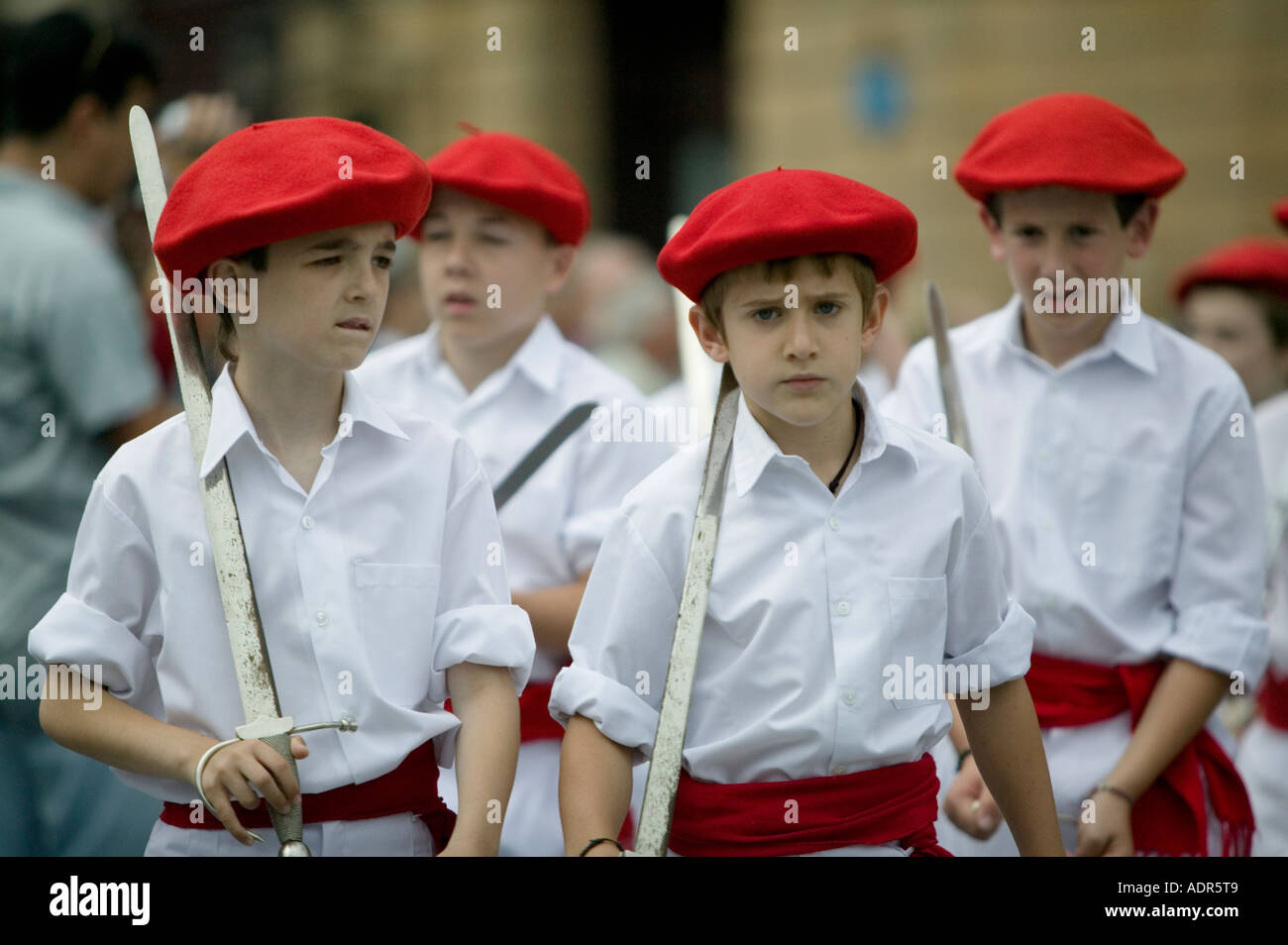 Jungen tragen Baske Baskenmütze der Txapela und hält Schwerter im baskischen Volkstanz Plaza Arriaga Bilbao Stockfoto