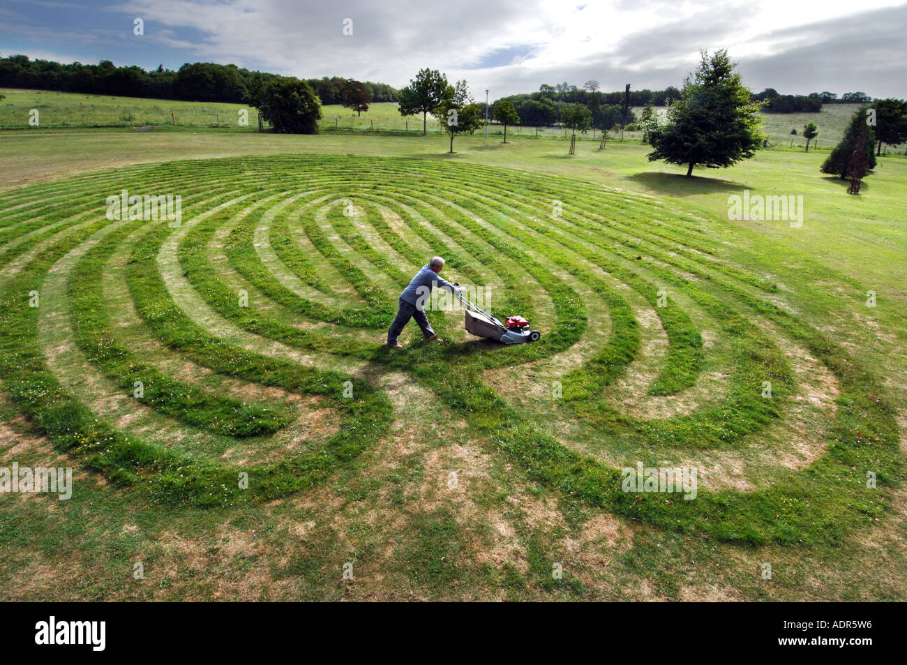 Mähen einen Fingerabdruck im Gras von der Landschaft von Sussex während einer Dürre gemähten Bereich braun und Dürr geworden Stockfoto