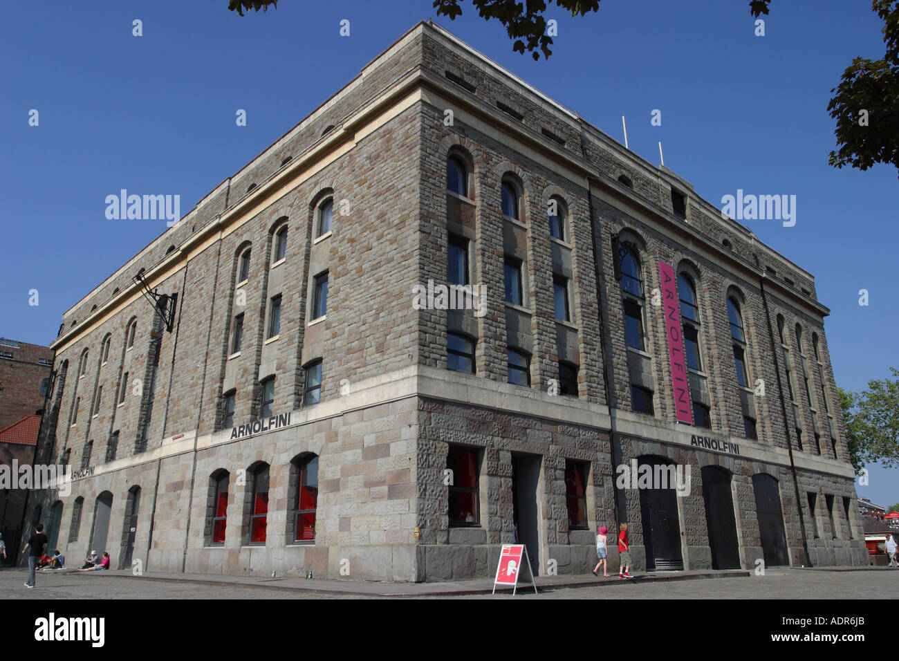 Bristol England die Arnolfini Kunstgalerie Zentrum befindet sich an Bristol Hafen am Kai in einem ehemaligen Tee-Lager Stockfoto