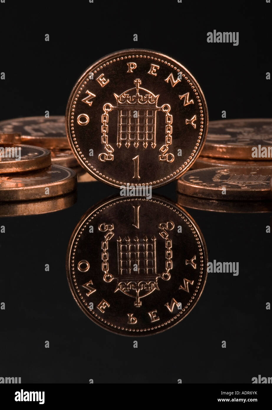 Ein Pence Münze stehen mit anderen zwei und eins-Pence-Münzen Stockfoto