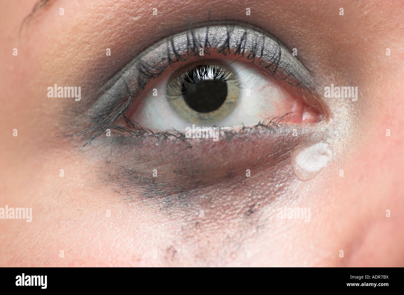Junge Frau mit Augen-Make up Wange Träne im Augenwinkel liefen weinend hautnah Stockfoto