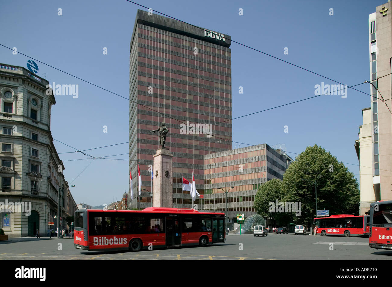 BBVA Bank Gebäude Tower Plaza Circular Bilbao, Busse im Vordergrund. Stockfoto