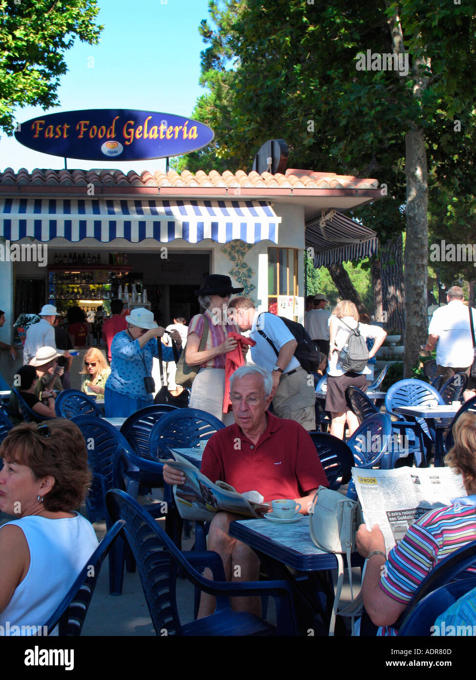 Personen Sie an Tischen im Freien bei Gelateria am Lago di Bolsena Italien keine Freigabe zur Verfügung Stockfoto