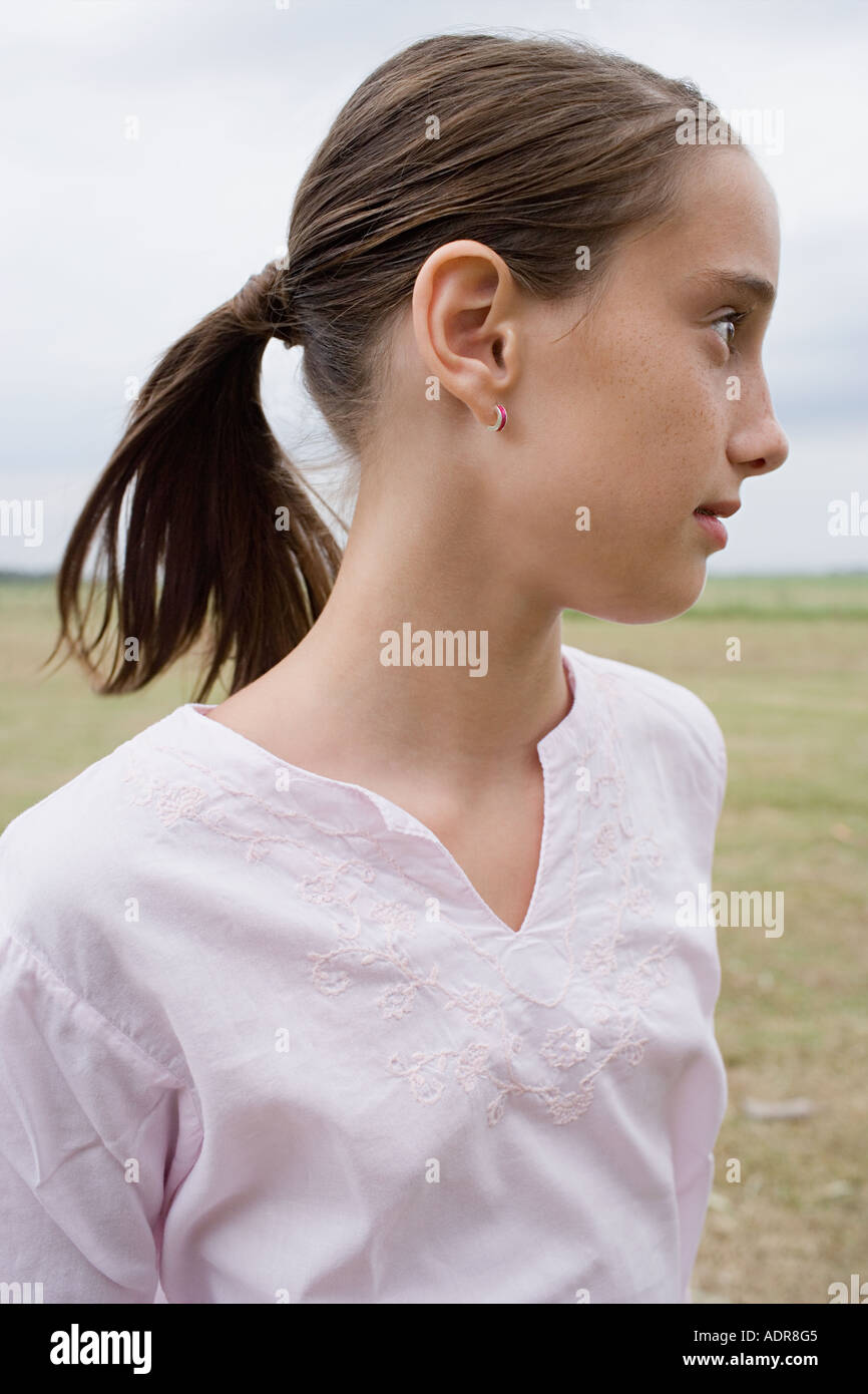 Profil von einem Mädchen in einem Feld Stockfoto