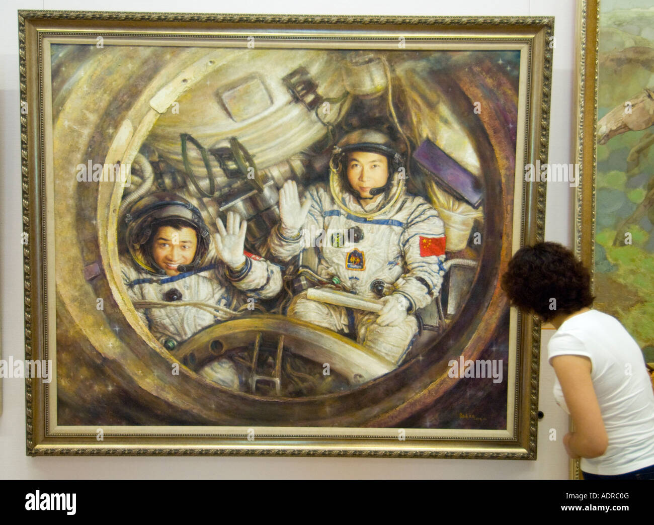 Besucher schaut Gemälde von chinesischen Astronauten im National Art Museum of China in Peking 2007 Stockfoto