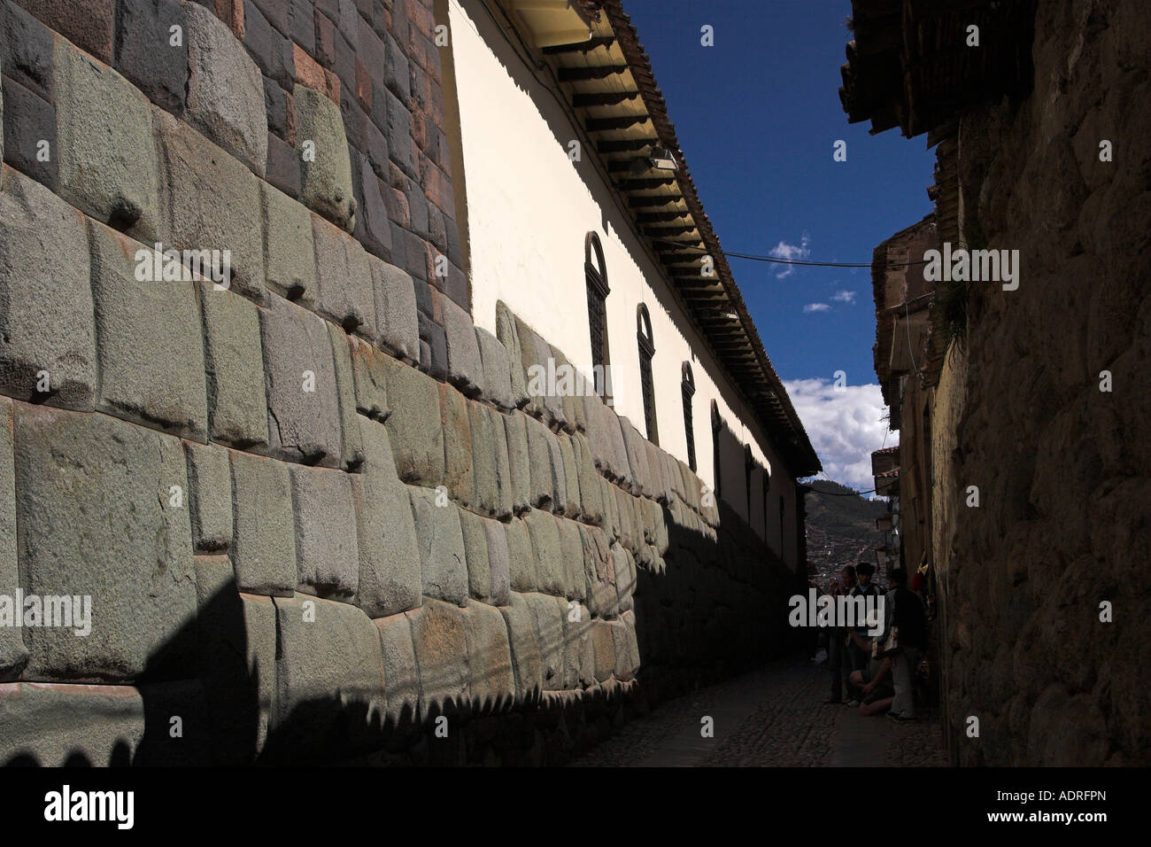 Inca Steinmauer in engen Straße, [Palast des Inca Roca], [Calle Hatunrumiyoc], Süd-Amerika, Anden, Peru, Cusco (Cuzco) Stockfoto