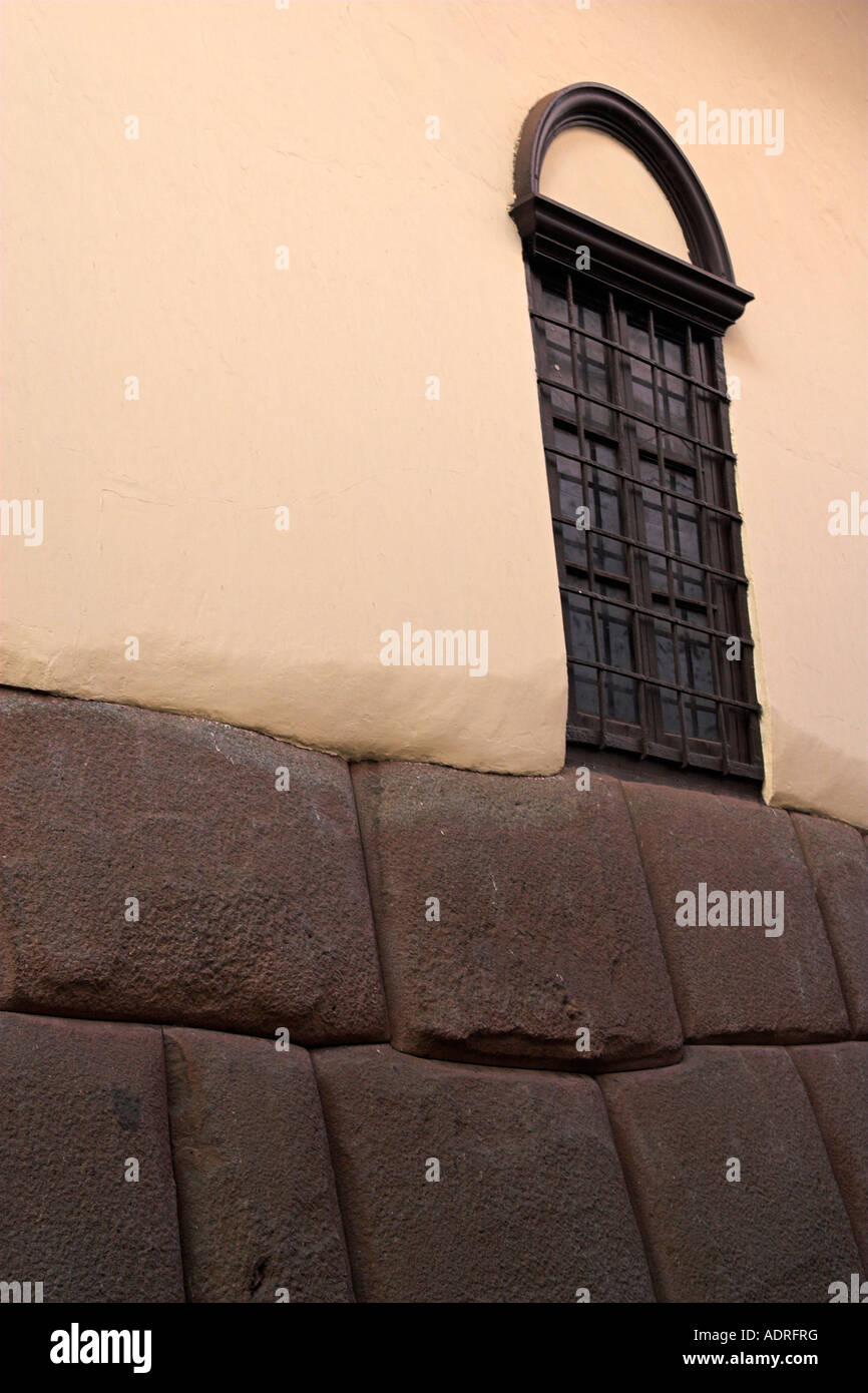 Inca Steinmauer und Gebäude-Fenster, "Nahaufnahme", [Palast des Inca Roca], [Calle Hatunrumiyoc], Cusco, Peru, Süd-Amerika Stockfoto