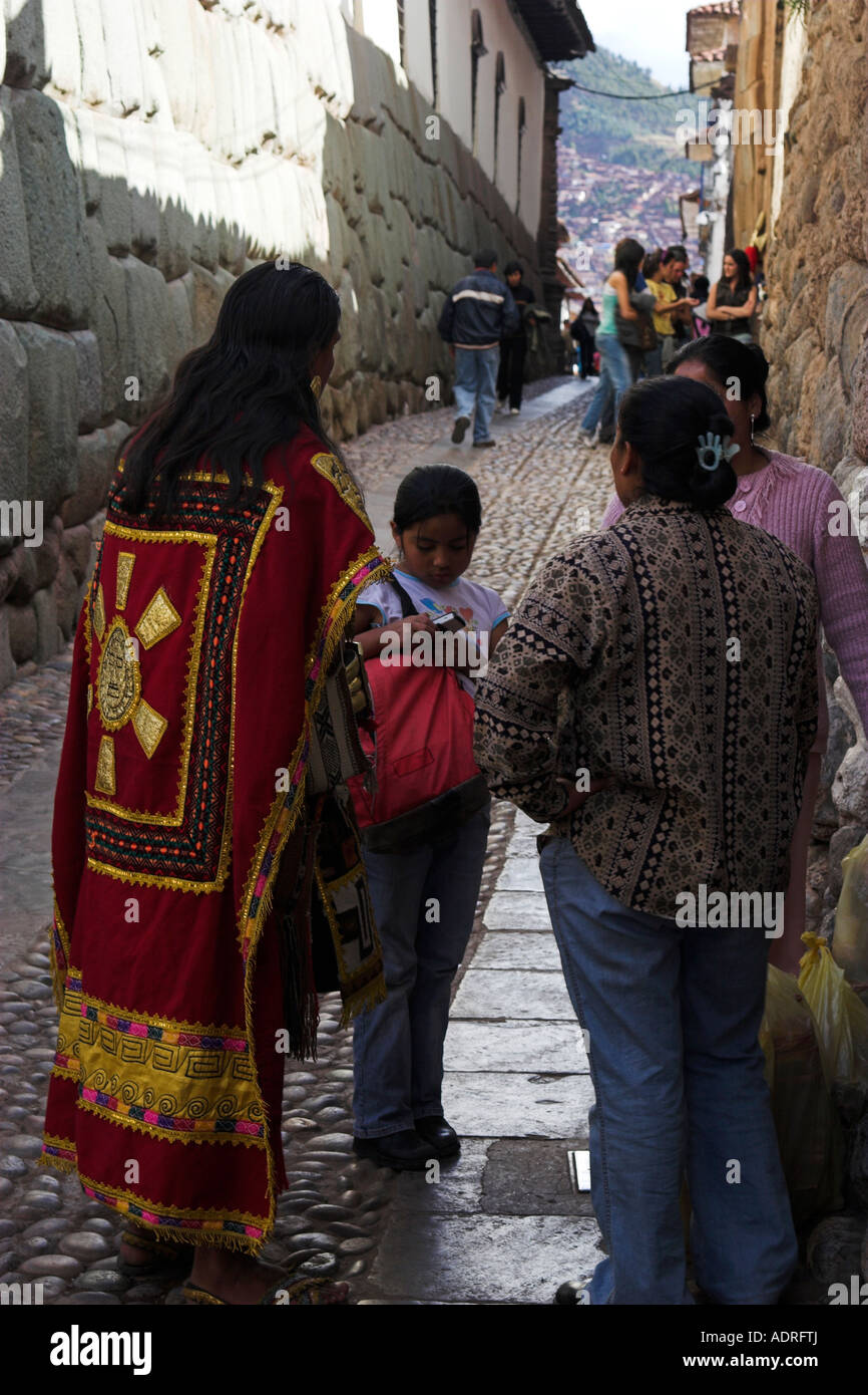 Quechua-Indianer, die in bunten zeremoniellen Kostüm von [Palast des Inca Roca], [Calle Hatunrumiyoc], Cusco, Peru, Anden Stockfoto