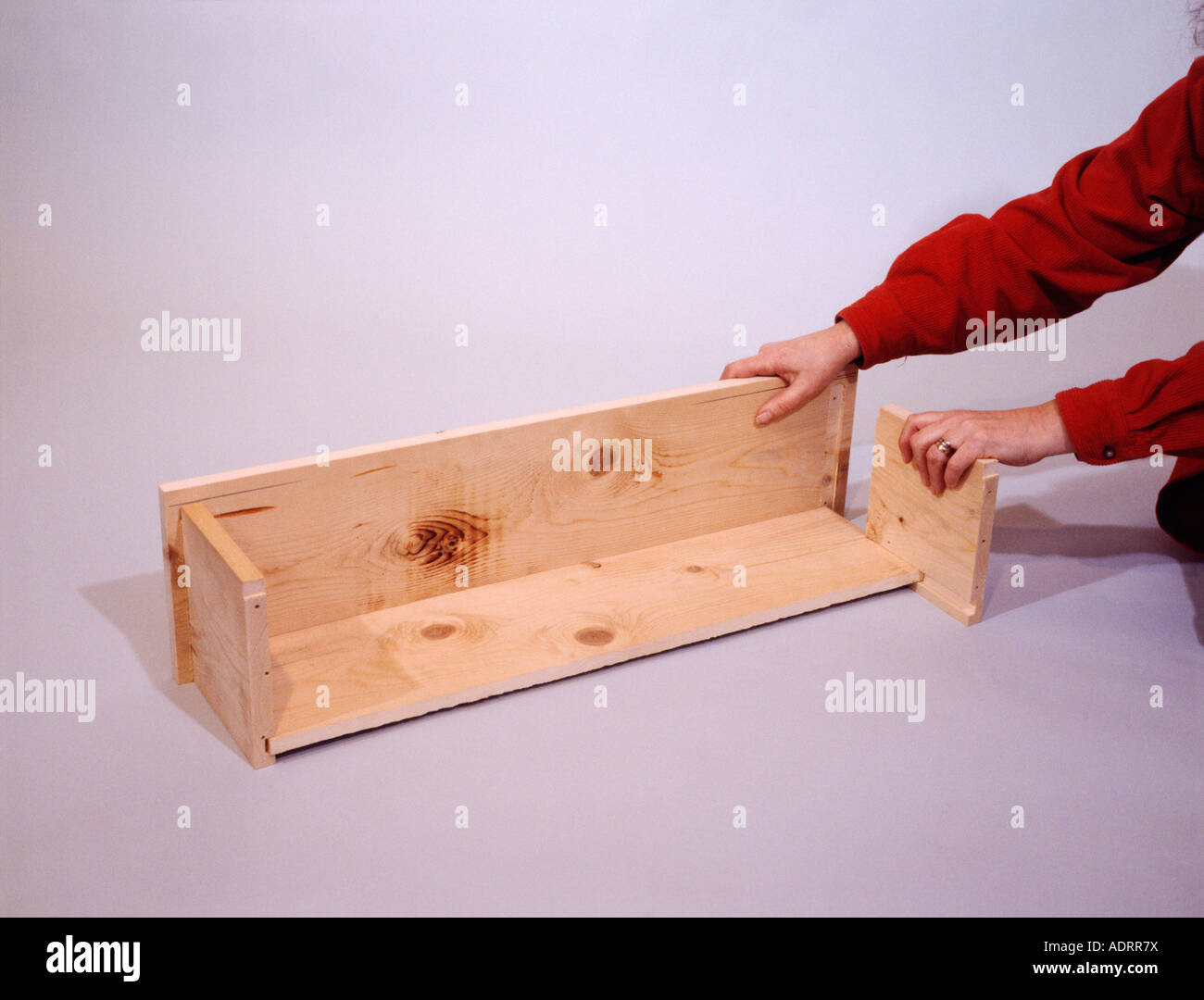Nahaufnahme der Hände Bau aus Holz-Fenster-box Stockfoto