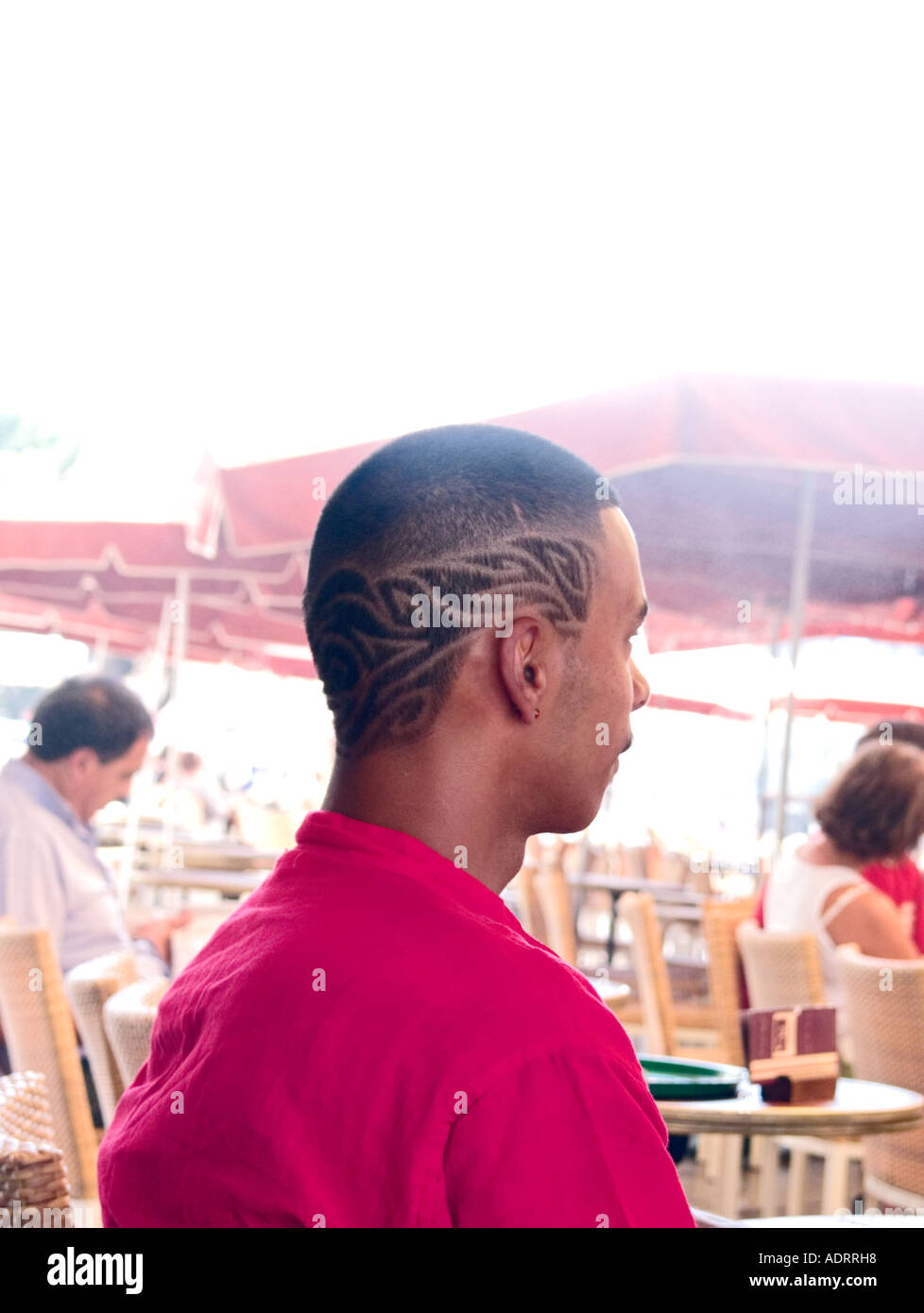 Eine Ruckansicht Ein Franzosischer Mann In Einem Cafe Mit Einem Flammen Muster In Seine Haare Rasiert Stockfotografie Alamy