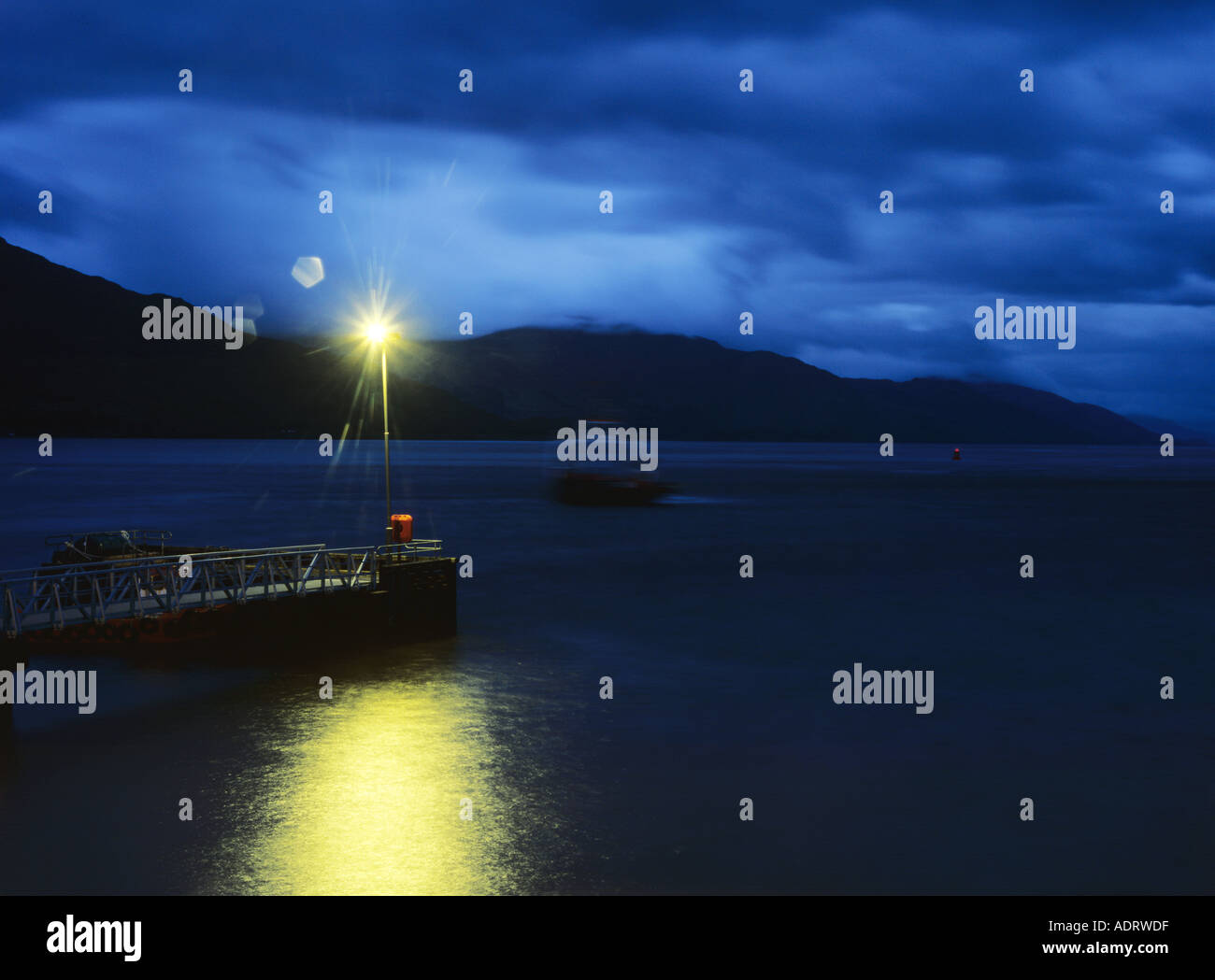 Straße Licht reflektiert auf dem Wasser in der Nacht Stockfoto