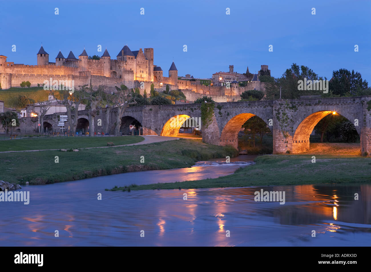 Die mittelalterliche Cité und die alte Brücke über den Fluss Aude in der Abenddämmerung Carcassonne-Languedoc-Frankreich Stockfoto