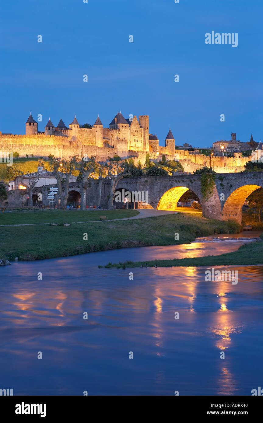 Die mittelalterliche Cité und die alte Brücke über den Fluss Aude in der Abenddämmerung Carcassonne-Languedoc-Frankreich Stockfoto