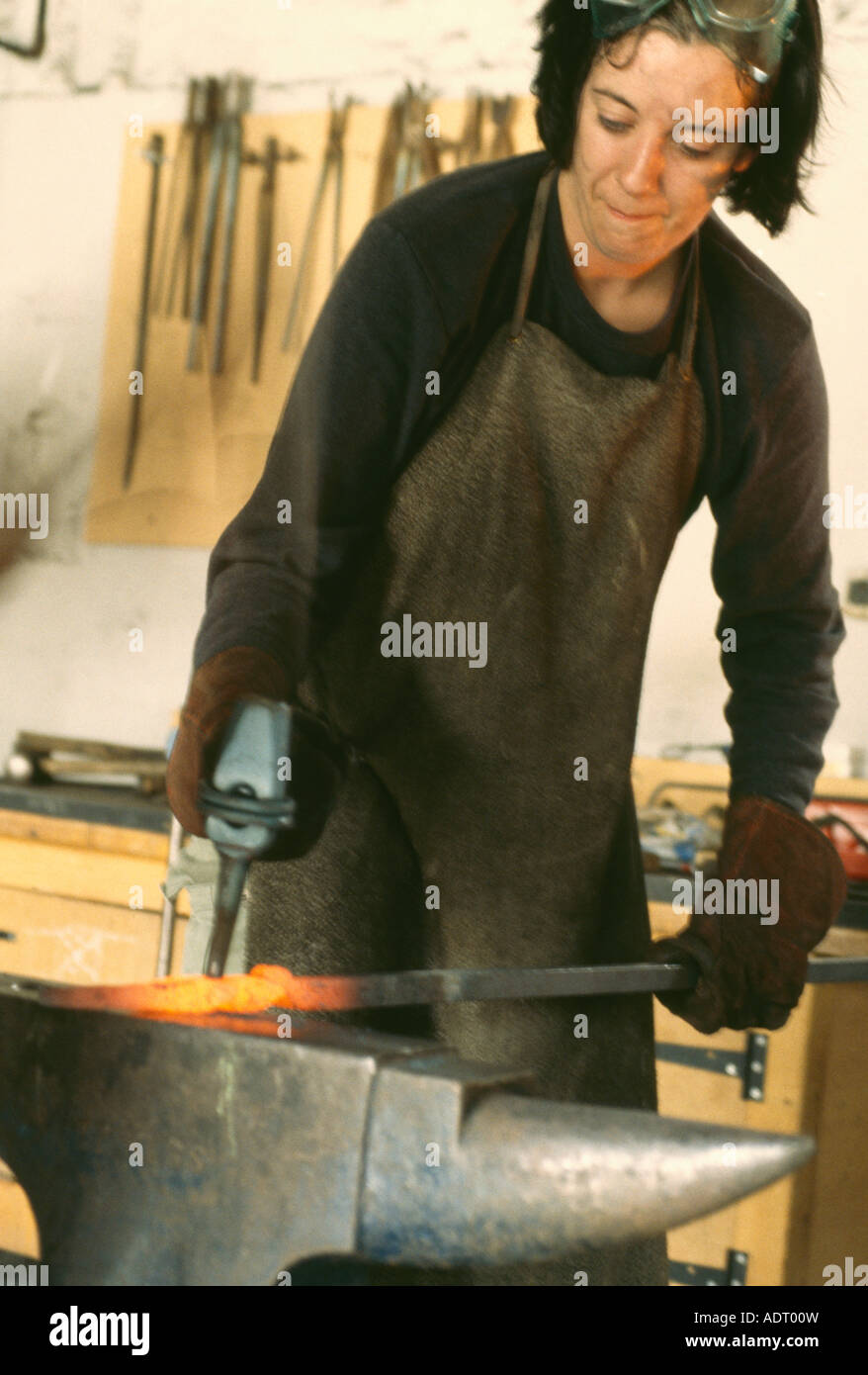 Frau mit Hammer und Amboss in s Schmiede Stockfoto