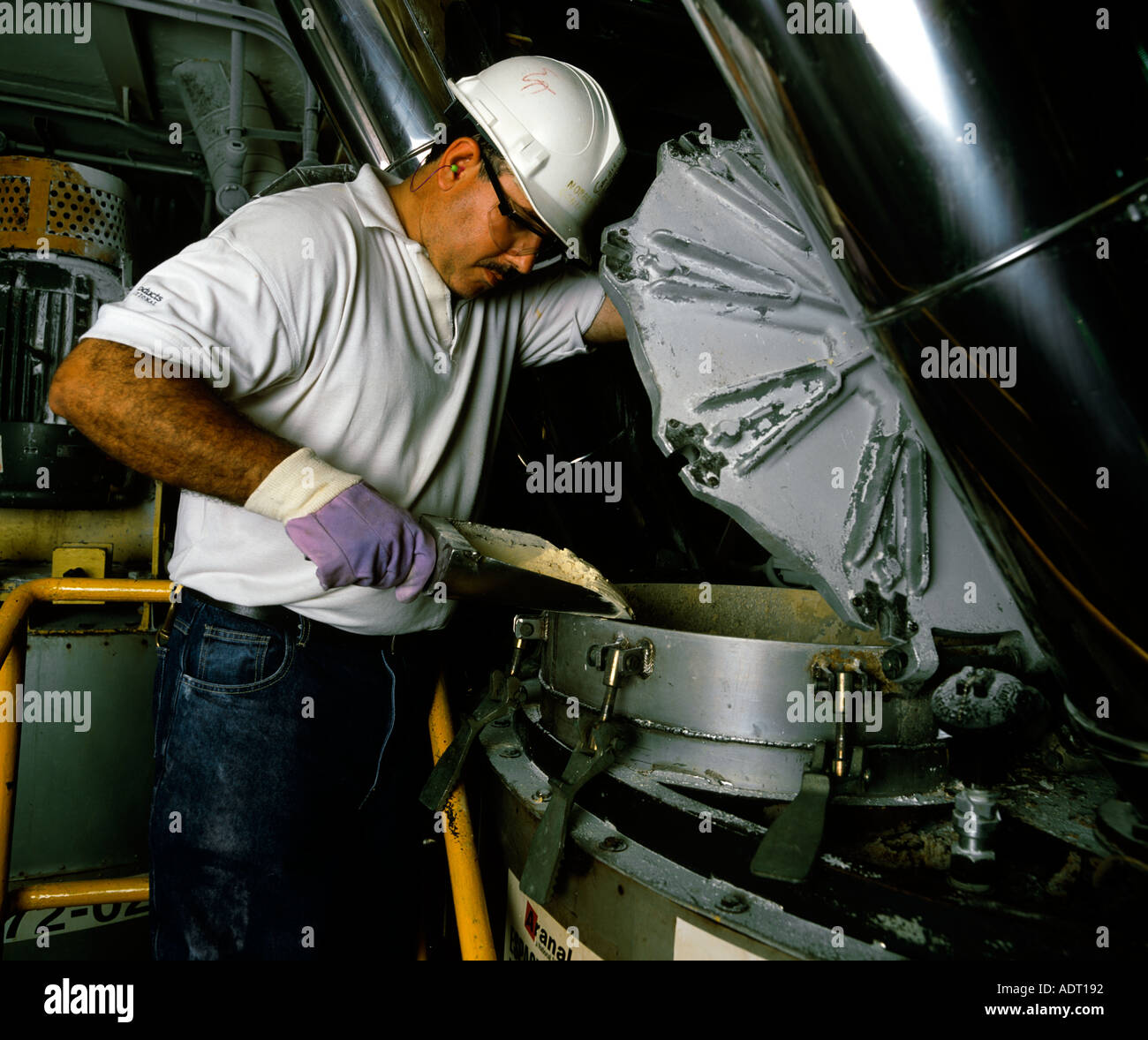 Ein Arbeitnehmer nimmt eine Probe der Stärke für einen Feuchtigkeit-Test bei der National Starch Company s Aranal Werk in Guadalajara Mexiko Stockfoto