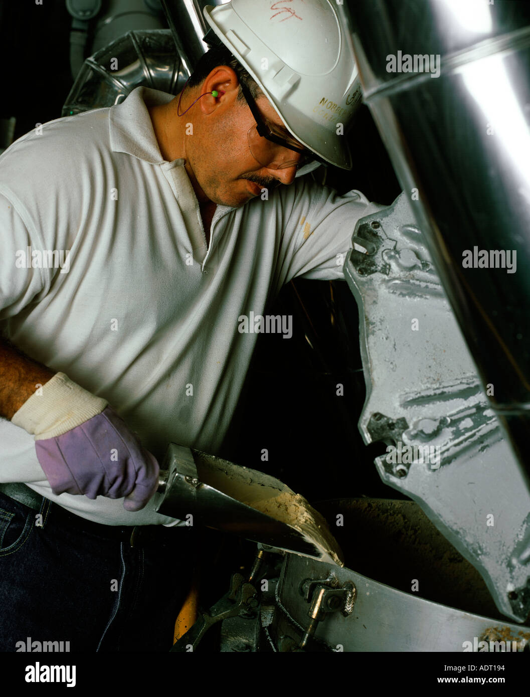 Ein Arbeitnehmer nimmt eine Probe der Stärke für einen Feuchtigkeit-Test bei der National Starch Company s Aranal Werk in Guadalajara Mexiko Stockfoto