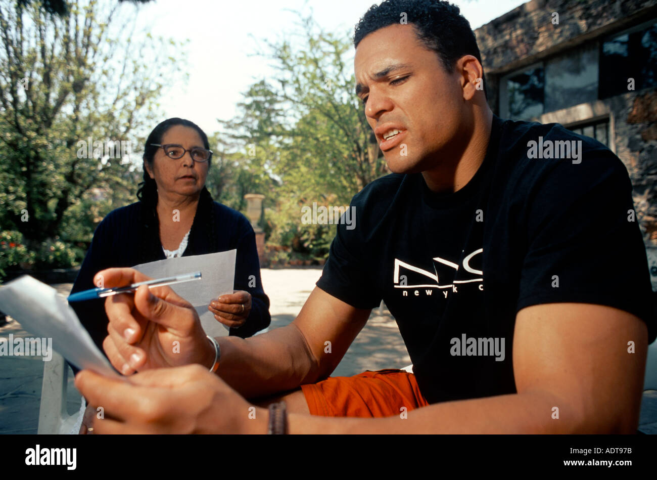 Pro Fußballer Tony Gonzalez studiert Spanisch mit Tutor Elvira Sierra am Instituto Allende San Miguel de Allende Guanajuato Stockfoto