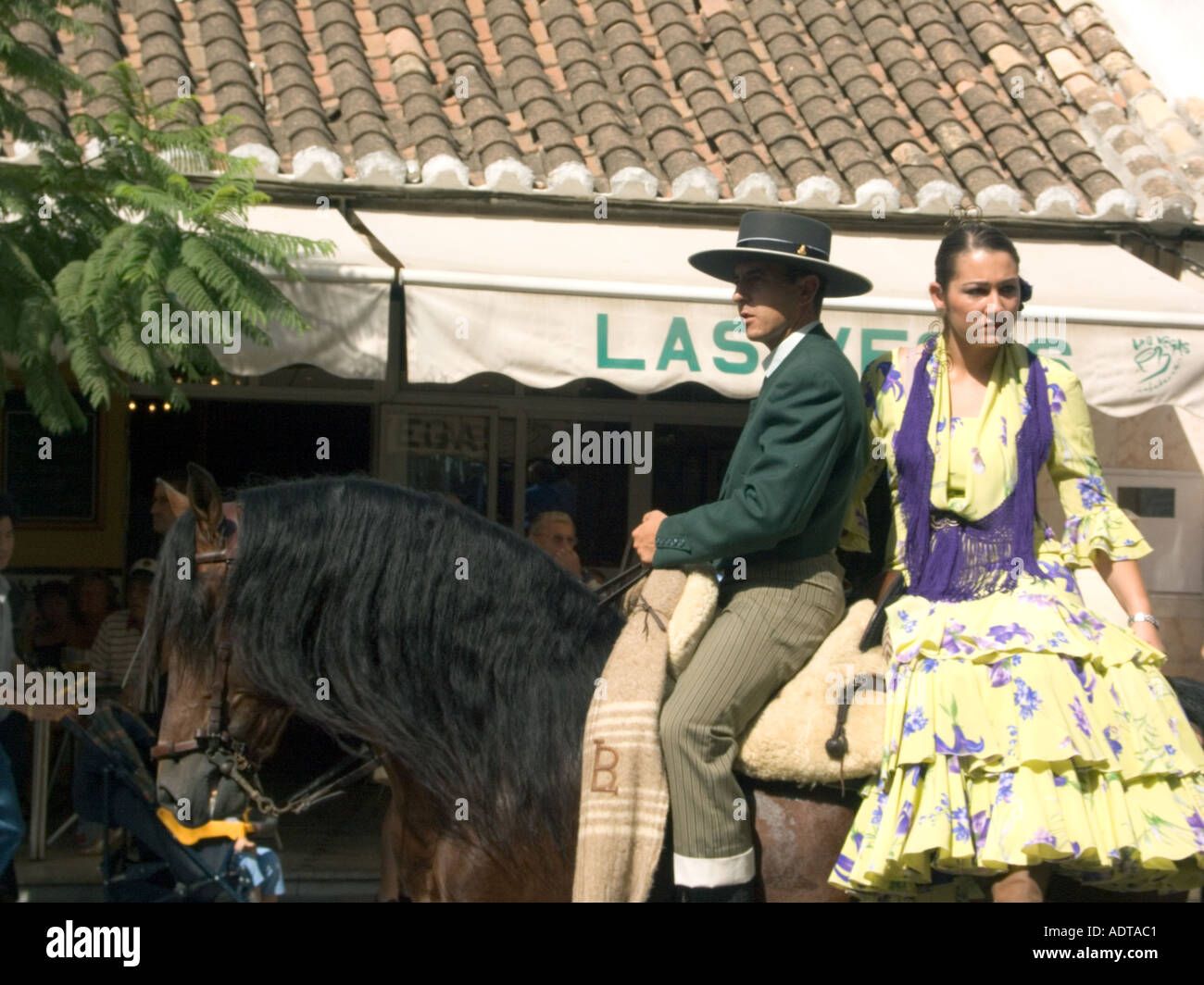 Junge spanische Mann und Frau in Trachten im Fuengirola Feria, Andalusien, Costa Del Sol, Spanien, Stockfoto