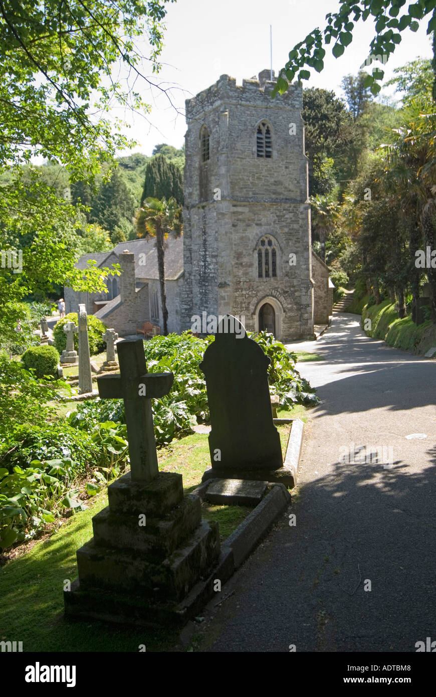 St Just in Roseland Pfarrkirche befindet sich neben St Just Pool und Carrick Roads Stockfoto