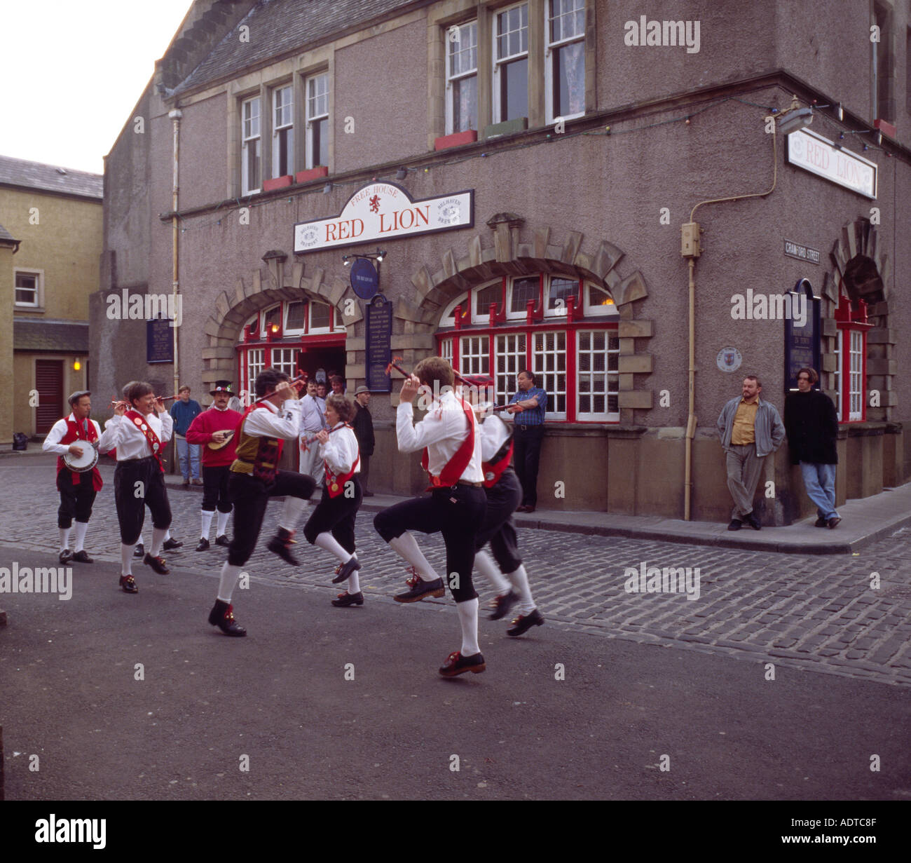 Morris Tänzer innen gemischt Morris Seite Tanz vor Pub in Kelso Scotland UK Stockfoto