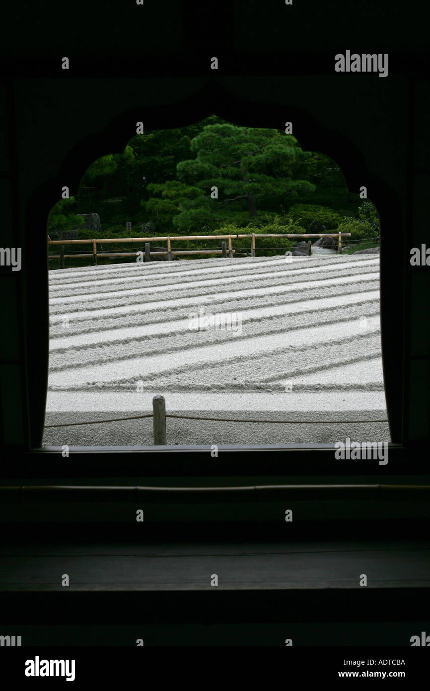 Fenster mit Blick über die wichtigsten Silber sand geformte Zengarten im silbernen Tempel im alten Kyoto-Japan-Asien Stockfoto