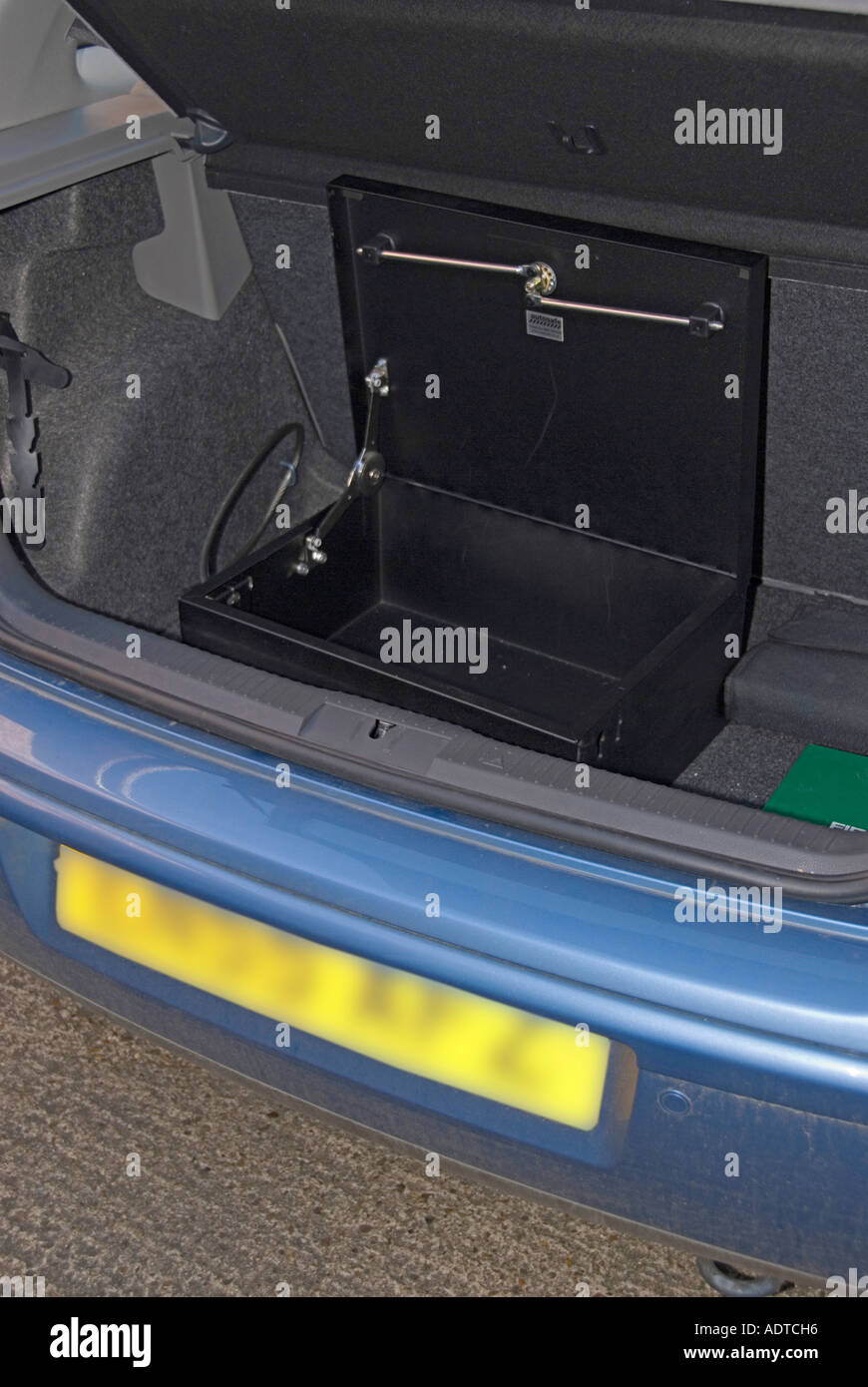 Offenen Kofferraum zeigt starke Stahl Safe Drahtseil zum Speichern von Notebooks Kameras & wertvolle Ausrüstung zu Ankerpunkt festgesetzten Stockfoto