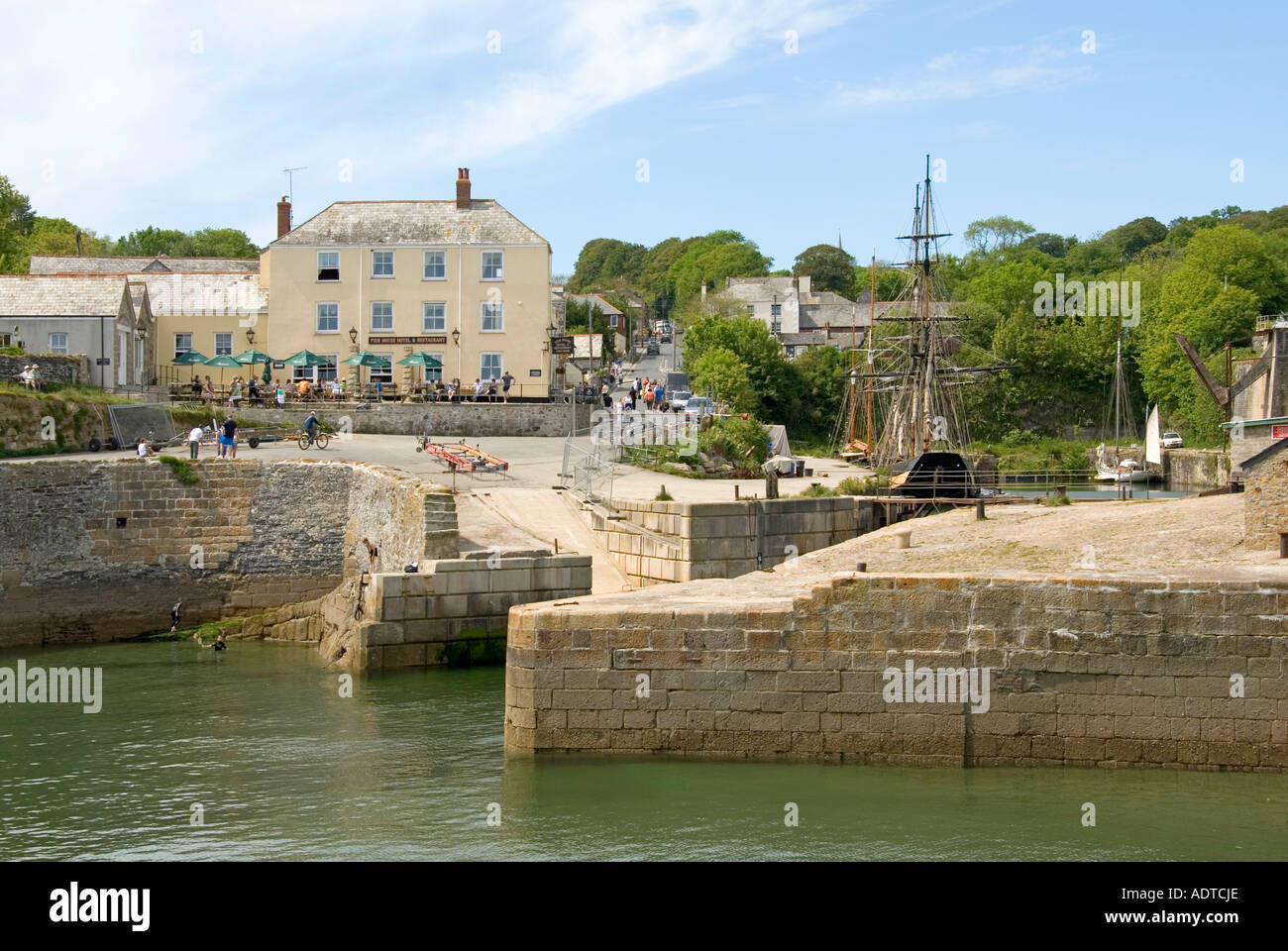 Charlestown Hafen Wand- & Gatter verriegeln, große Schiff im Dock Menschen Essen außerhalb des Hotels & Restaurant Lage beliebt als Poldark TV Filmen Cornwall GROSSBRITANNIEN Stockfoto