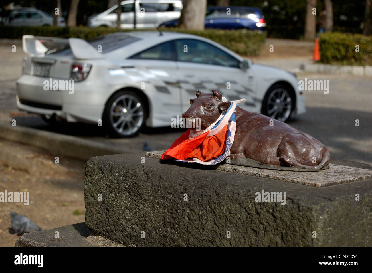 Kuhstatue und schnelles Auto Kitano Bereich Kyoto Japan Stockfoto