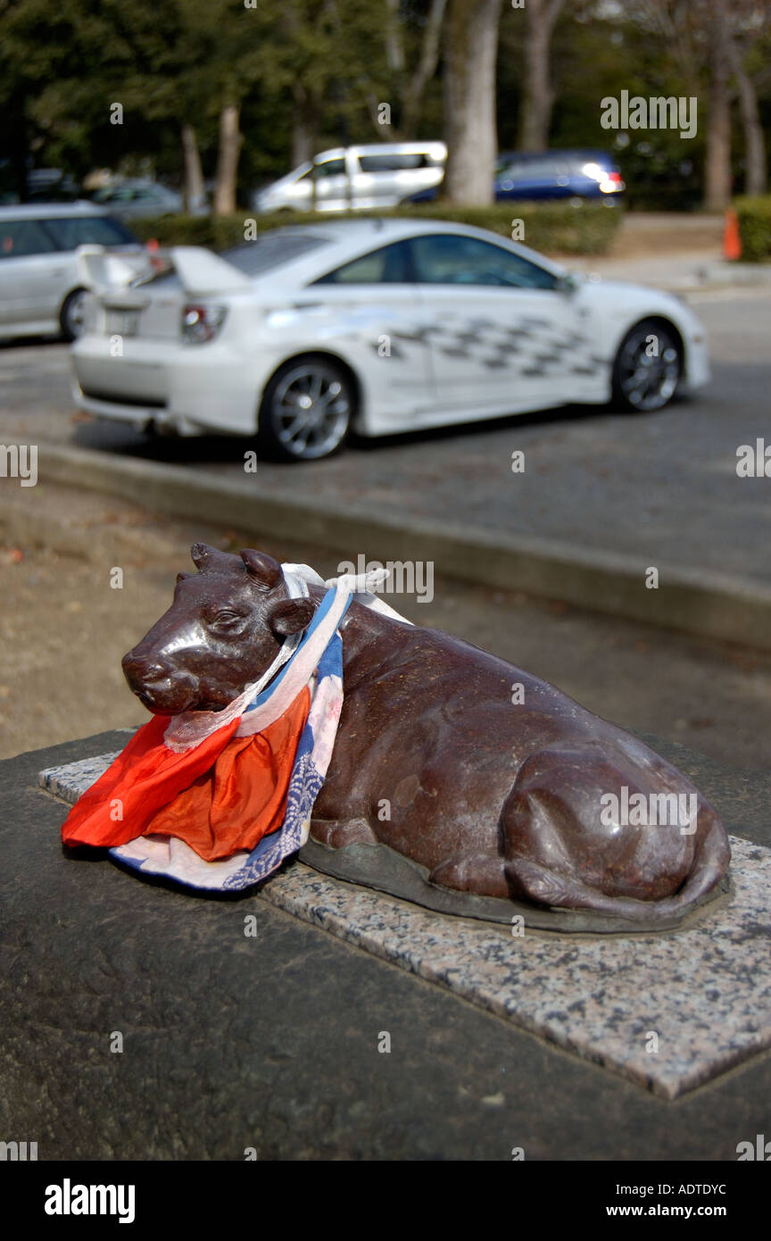 Kuhstatue und schnelles Auto Kitano Bereich Kyoto Japan Stockfoto