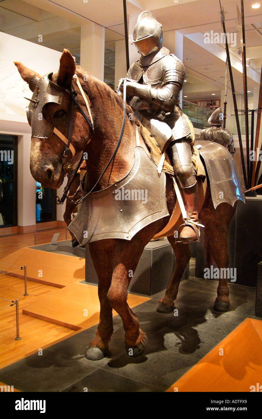 Pferd Kavallerie montiert Ritter Rüstung mittelalterlichen Leeds Royal Arsenal Interieur Galerie England UK-Vereinigtes Königreich-GB Stockfoto