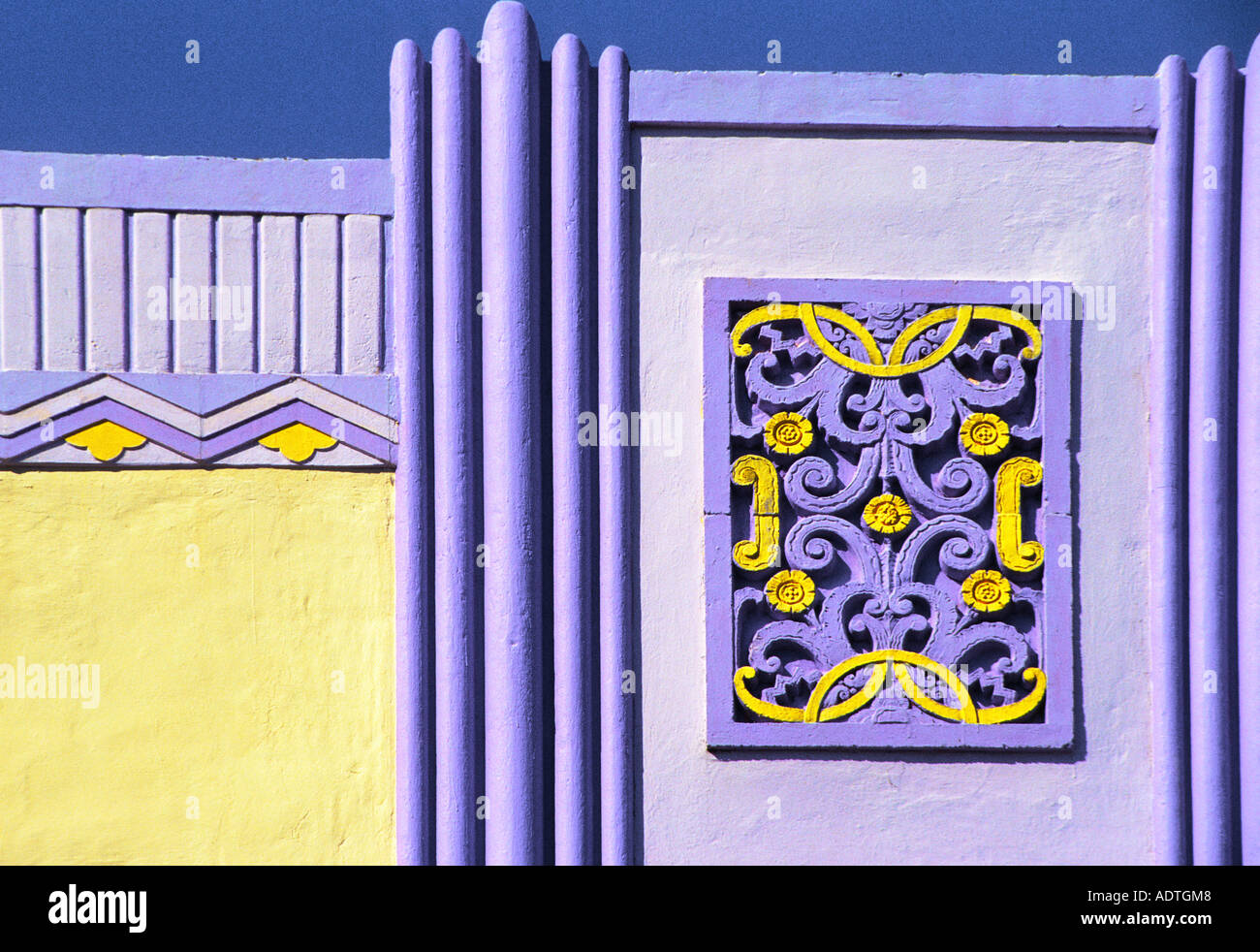 Art déco-Details im Florida-Stil, Nahaufnahme des Designmusters auf der Außenseite. Miami Beach, South Beach, Historic District Building. Restaurierung der Fassade. Niemand Stockfoto