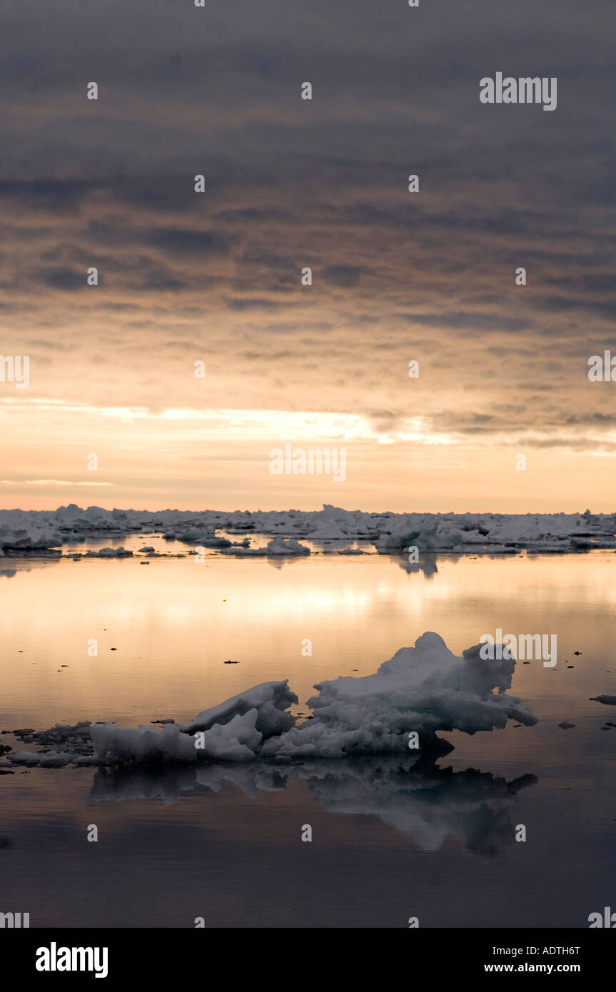 Eisberg im Packeis bewegen schweben.  Das Eis schmilzt in der Hitze des Tages und in der Nacht friert.  Dies ist die Mitternachtssonne am 02:00. Stockfoto