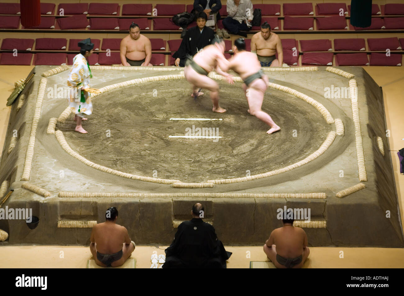 Sumo-Ringer konkurrierende Grand Taikai Sumo Wrestling Turnier Kokugikan Halle Stadion Ryogoku Bezirk Tokyo Japan Asien Stockfoto