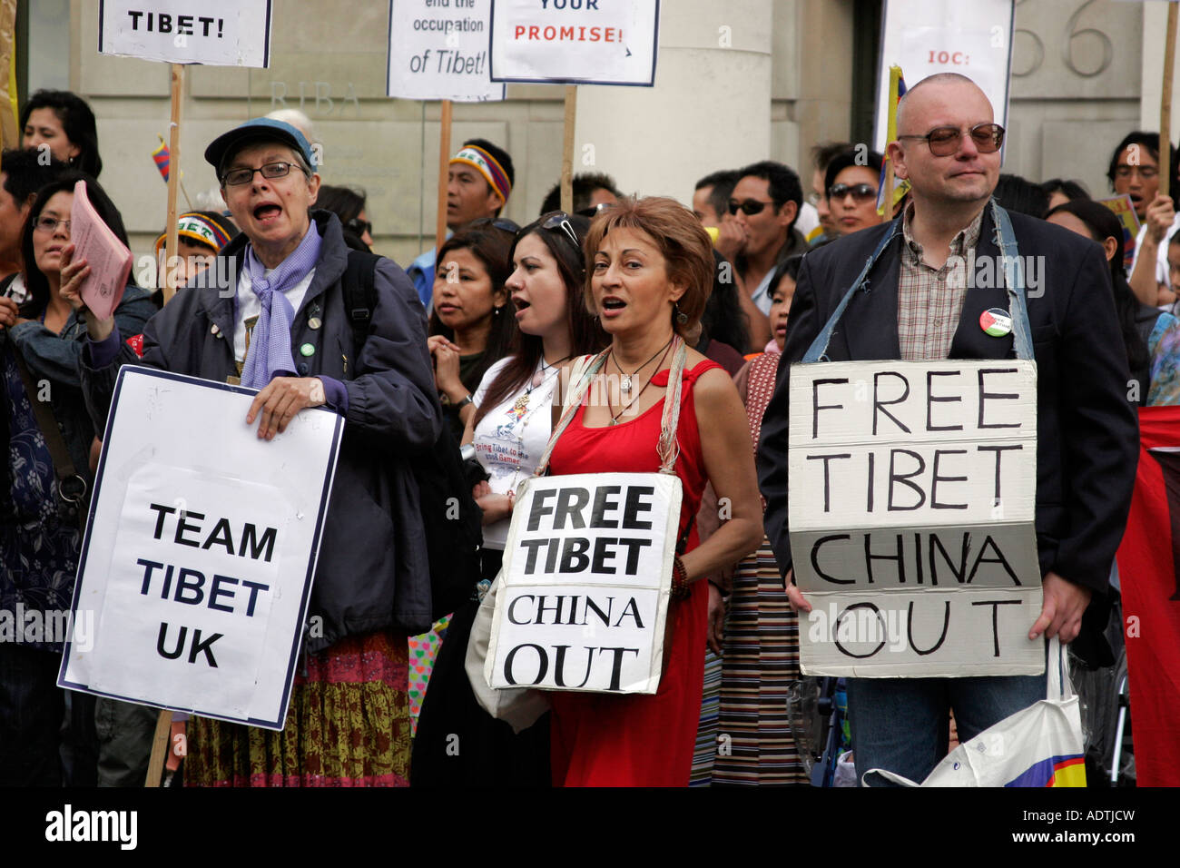 Demonstranten für die tibetische Sache vor der chinesischen Botschaft in London Stockfoto