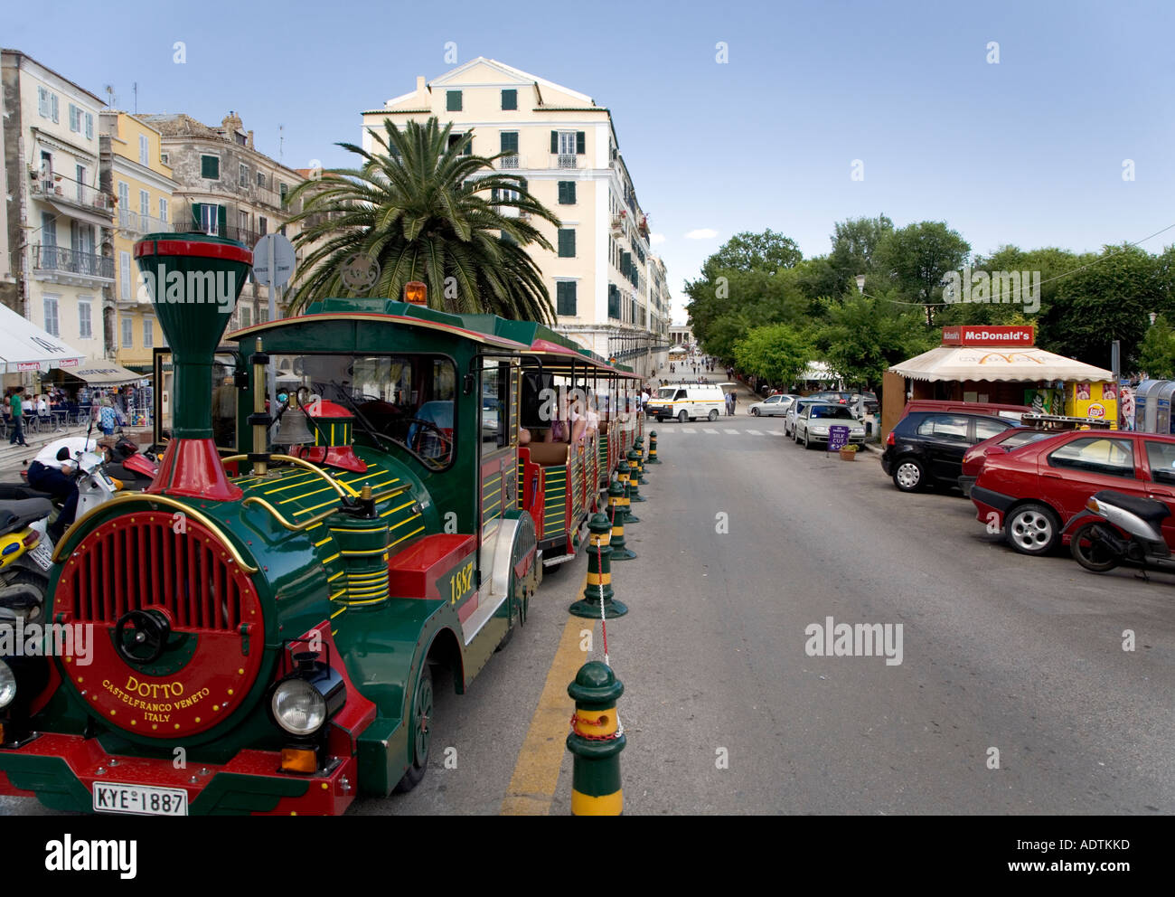 Der Touristenzug Sightseeing, die Mini durchführt, Touren von alten Korfu-Stadt Stockfoto