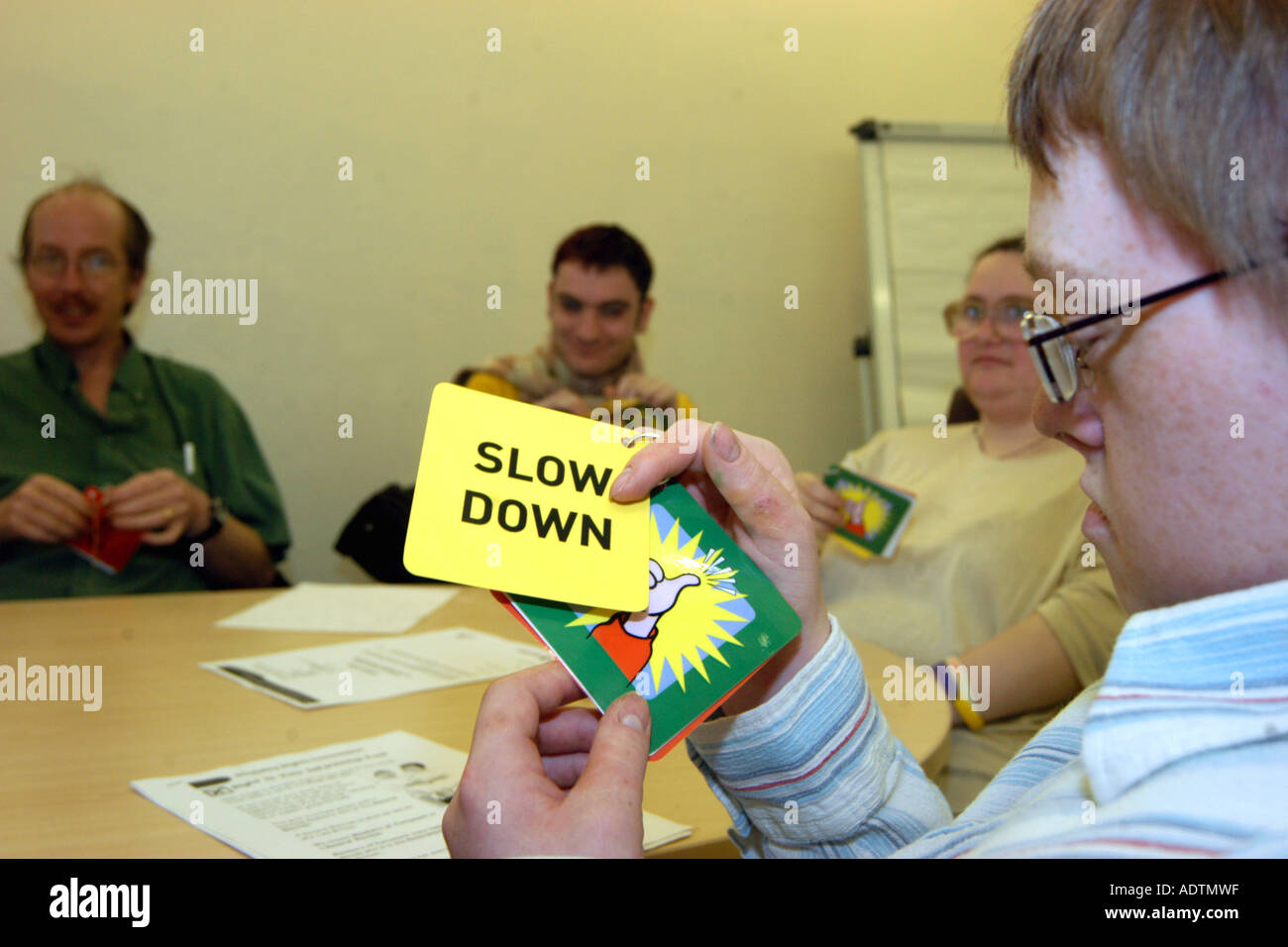 Eine Lernbehinderung Unterstützung Fraktionssitzung Karten verwenden, sich in Sitzungen zur Unterstützung der Kommunikation auszudrücken Stockfoto