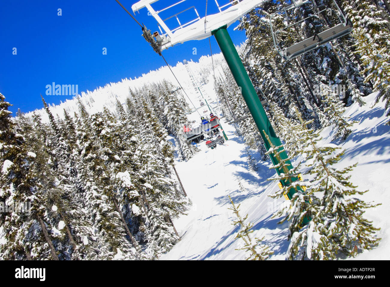 Skifahrer auf dem Sessellift Stockfoto