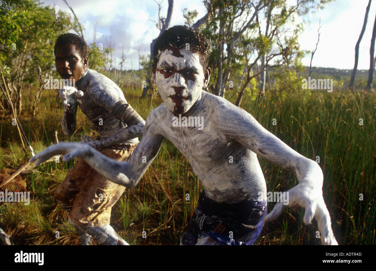 Yolngu Boy Film verspielt Aborigines im Teenageralter gemalt mit weißer Tonerde Arnhemland NT Australien Stockfoto
