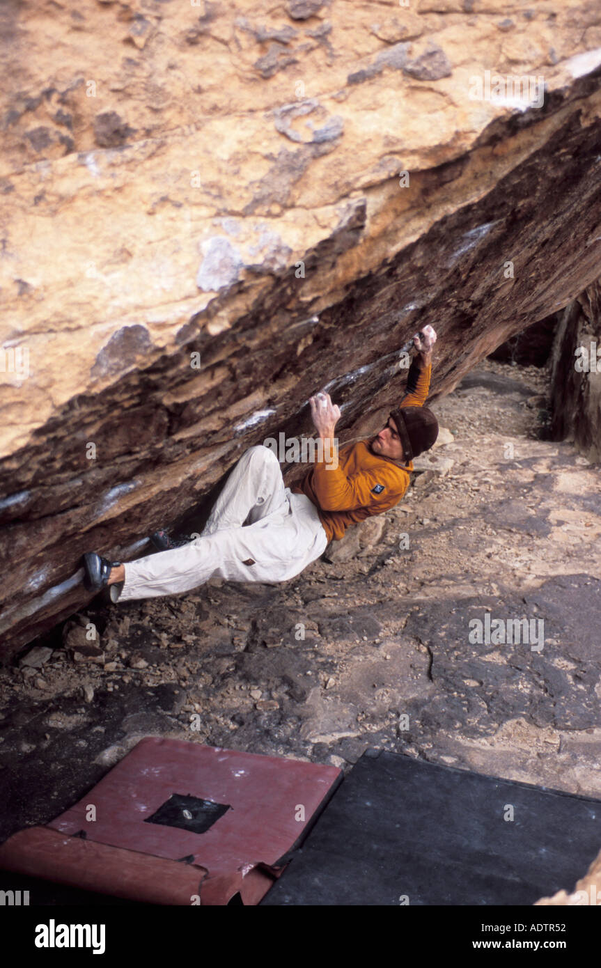 Männliche Kletterer Klettern auf einem steilen Felsen. Stockfoto