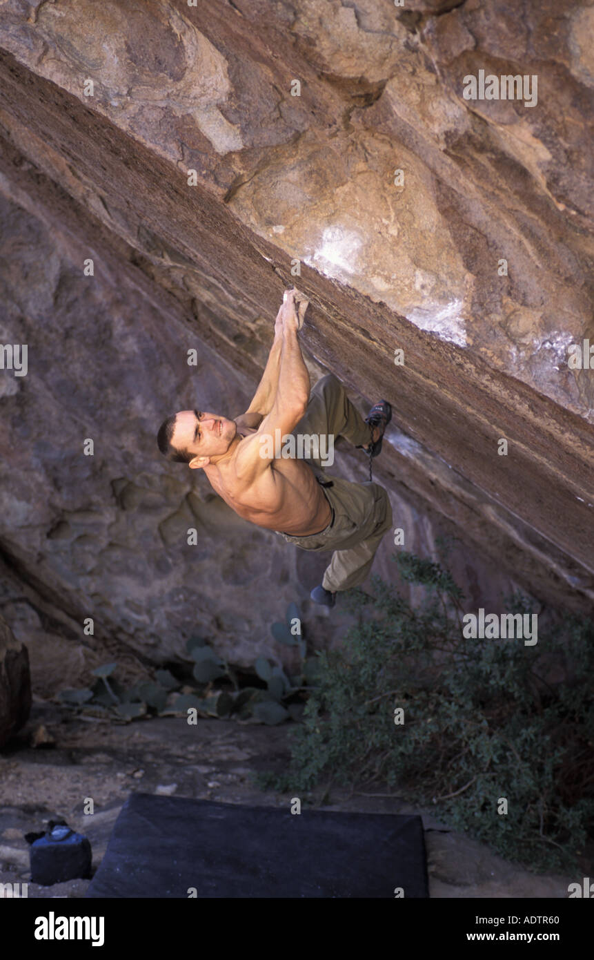 Männliche Kletterer Klettern auf einem steilen Felsen. Stockfoto