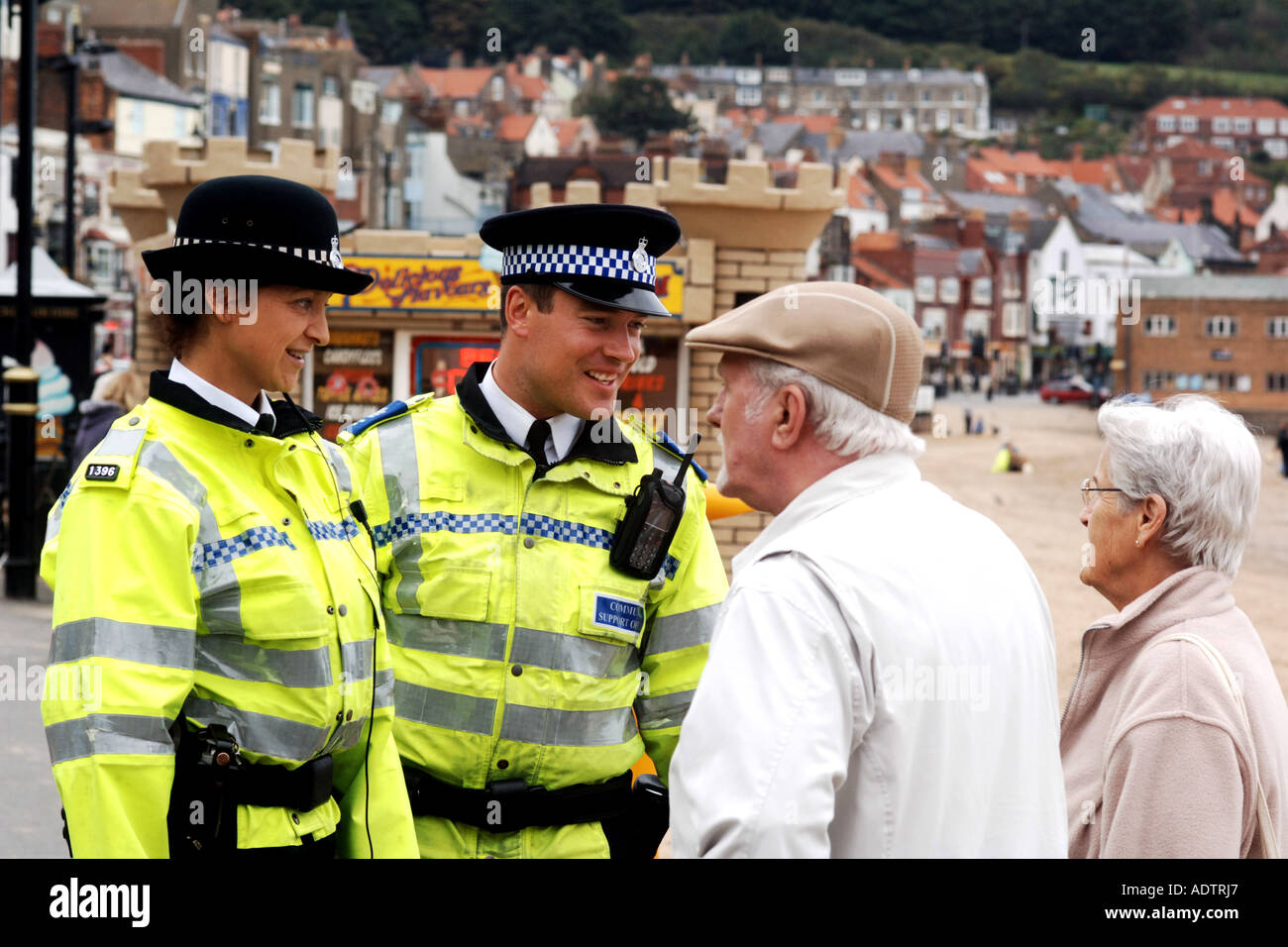 Polizist und Community Safety Officer Chat, um ein älteres Ehepaar Scarborough Yorkshire UK Stockfoto