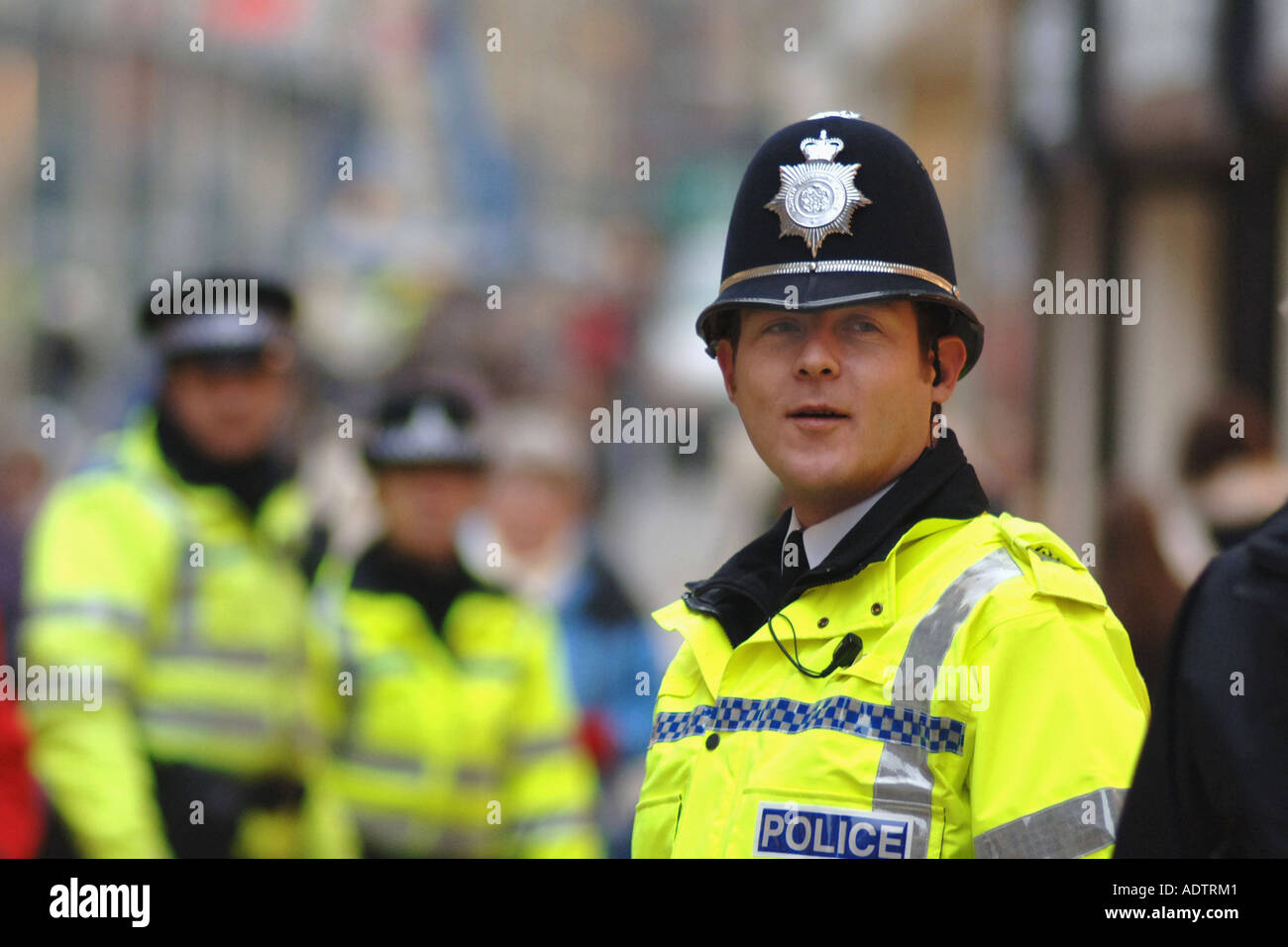 Polizist vor einer Gruppe von Polizei Yorkshire UK Stockfoto